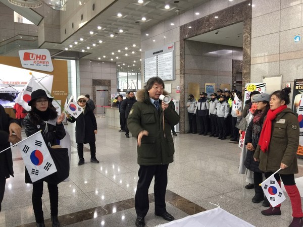 ▲ 18일, JTBC의 최순실 태블릿PC 보도가 조작이라고 주장하는 40여명의 시민들이 앙천구 목동 방송통신심의위원회 건물을 점거해 농성을 벌이고 있다. ⓒ뉴데일리 강유화 기자