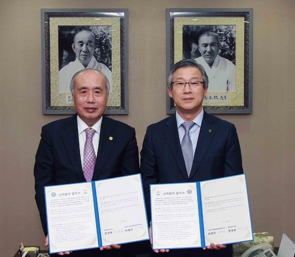 ▲ 청주대 정성봉(왼쪽)총장과 이재진 회장이 18일 학내에서 협약을 체결한 뒤 포즈를 취하고 있다.ⓒ청주대