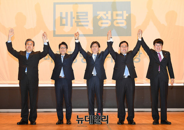 ▲ 18일 대구 수성대학교 성요셉관에서 바른정당 대구시당 창당대회가 열린 가운데, 김무성 의원, 정병국 중앙당창당준비위원장, 유승민 의원, 주호영 원내대표, 이종구 정책위의장(사진 왼쪽부터)이 손을 맞잡고 있다. ⓒ대구=뉴데일리 정상윤 기자