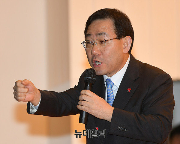 ▲ 지난해 4·13 총선에서 진박 감별 논란에 휩싸이면서 낙천돼 무소속 출마한 뒤 생환한 바른정당 주호영 원내대표가 18일 대구시당 창당대회 축사 도중 주먹을 불끈 쥐어보이고 있다. 주호영 원내대표는 이날 창당대회에서 대구시당위원장으로 선출됐다. ⓒ대구=뉴데일리 정상윤 기자