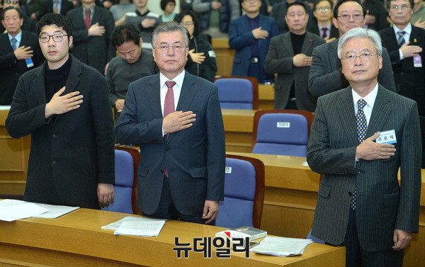 ▲ 왼쪽부터 김민수 청년유니온 위원장, 문재인 전 더불어민주당 대표, 조윤제 정책공간 국민성장 연구소장 ⓒ 뉴데일리 공준표