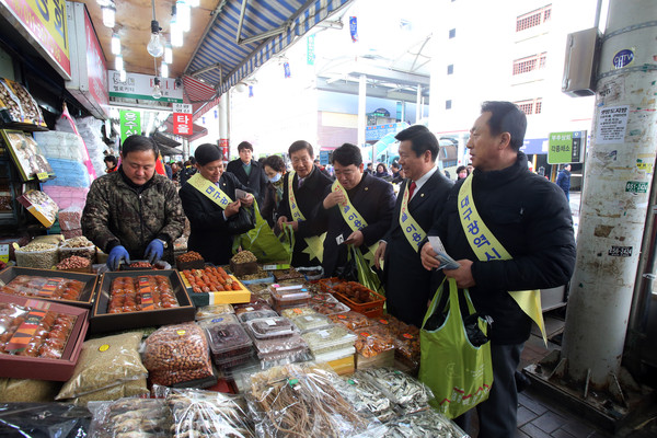 ▲ 대구시의회가 18일 오후 서문시장을 찾아 장보기 행사를 가졌다.ⓒ시의회 제공