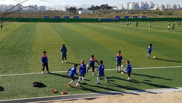 ▲ 영천강변축구공원이 전국 최고 동계전지훈련지로 떠오르고 있다.ⓒ영천시 제공