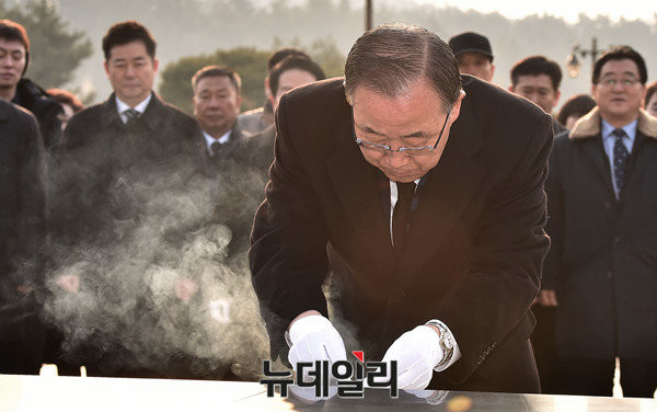 ▲ 반기문 전 유엔 사무총장이 18일 광주광역시를 찾았다. 그는 이날 5·18 민주 묘역 참배키로 하면서 일각서 시위대 등과 충돌할 것으로 예상됐지만, 예상을 깨고 매끄럽게 진행됐다. ⓒ뉴데일리 이종현 기자