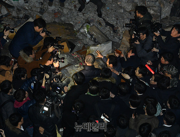 ▲ 반기문 전 유엔사무총장(사진 가운데 뒷모습)이 18일 오후 대구 서문시장4지구 전소 피해 현장을 찾아 참혹한 현장을 둘러보며 깊이 탄식하고 있다. ⓒ대구=뉴데일리 정상윤 기자