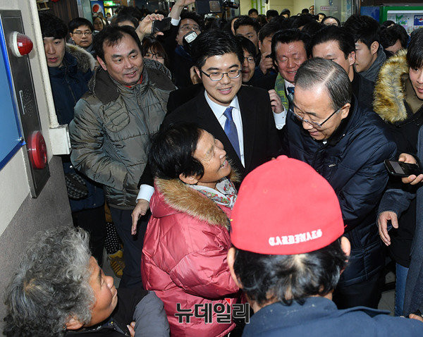 ▲ 반기문 전 유엔사무총장(사진 가운데 뒷모습)이 18일 오후 대구 서문시장을 찾은 자리에서 시민과 인사를 나누고 있다. ⓒ대구=뉴데일리 정상윤 기자