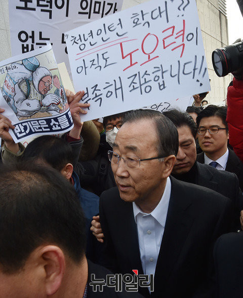 ▲ 반기문 전 유엔사무총장이 18일 오전 특강을 위해 광주광역시 조선대학교를 찾은 자리에서 항의 시위대의 피케팅에 직면해 있다. ⓒ광주=뉴데일리 이종현 기자