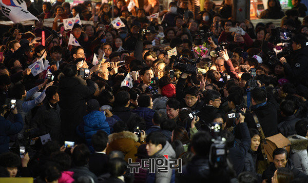 ▲ 반기문 전 유엔사무총장이 18일 오후 화재 피해 상인 위로를 위해 대구 서문시장을 찾자 몰려든 환영 인파가 인산인해를 이루고 있다. ⓒ대구=뉴데일리 정상윤 기자