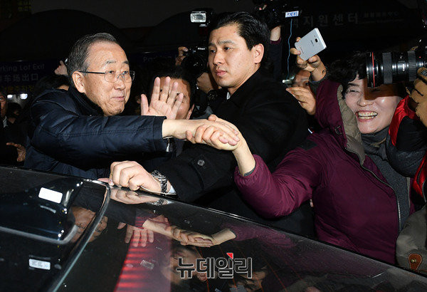 ▲ 반기문 전 유엔사무총장이 18일 오후 화재 피해 상인 위로를 위해 대구 서문시장을 찾은 자리에서 경호원 사이로 손을 내밀어 자신을 환영하러 나온 시민과 악수하고 있다. ⓒ대구=뉴데일리 정상윤 기자