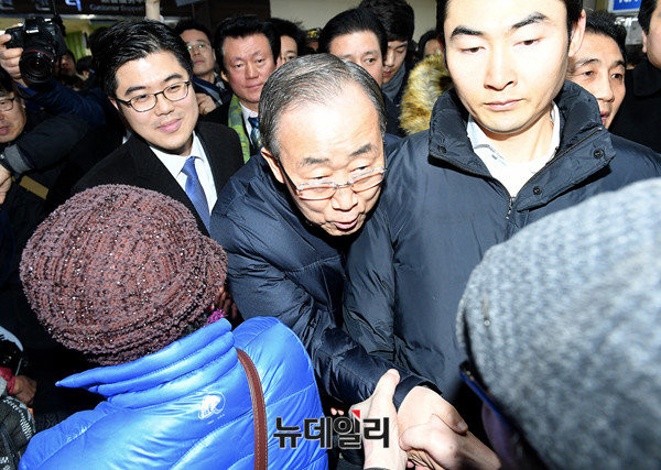 ▲ 반기문 전 유엔사무총장이 18일 오후 화재 피해 상인 위로를 위해 대구 서문시장을 찾은 자리에서 경호원 사이로 손을 내밀어 자신을 환영하러 나온 시민과 악수하고 있다. ⓒ대구=뉴데일리 정상윤 기자