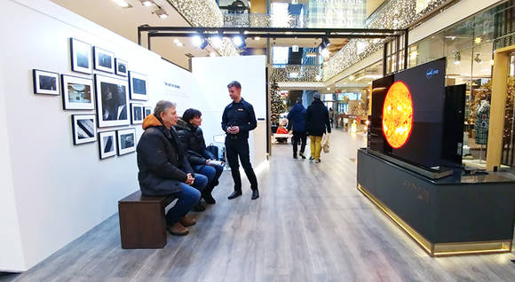 ▲ LG전자가 독일 베를린 시내 고급 쇼핑몰 '스틸베르크'에 마련한 'LG 시그니처' 체험존에서 고객들이 주요 제품을 체험하고 있다. ⓒLGE