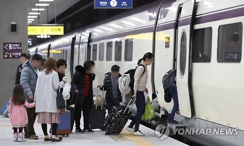 ▲ 열차 탑승 승객.ⓒ연합뉴스