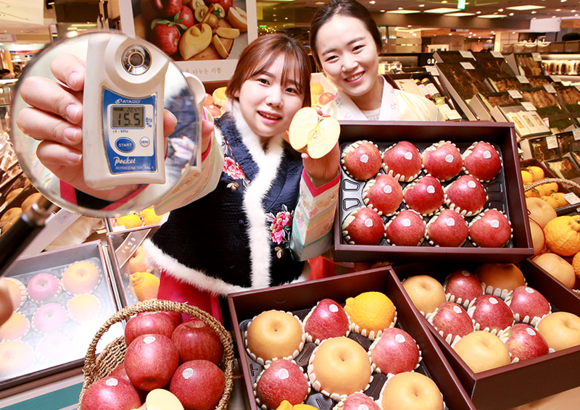 ▲ 18일 오전 압구정본점 지하1층 설 선물 특설 매장에서 직원들이 '엔비 사과'의 당도와 '엔비 사과 세트'를 선보이고 있다. ⓒ현대백화점