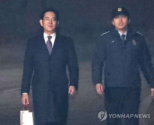 ▲ 구속영장이 기각된후 이재용 삼성전부회장이 19일 오번 6시지나 의왕시 구치소를 나오고 있다.ⓒ연합뉴스