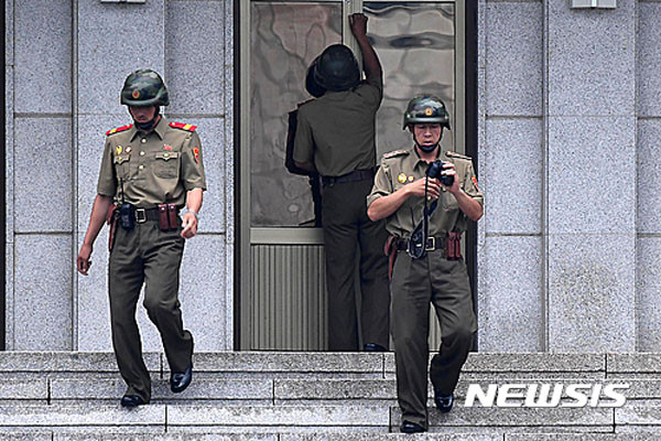 ▲ 북한군에도 가혹행위, 구타 등의 악습이 존재한다. 사진은 판문점의 북한군 모습. ⓒ뉴시스. 무단전재 및 재배포 금지.