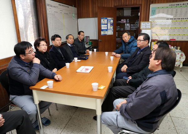 홍성군의회 의원들이 사조농산 관계자들과 의견을 나누고 있다.ⓒ홍성군의회
