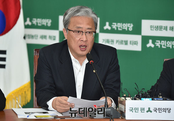 ▲ 국민의당 유성엽 의원이 19일 국회에서 원내정책회의를 열고 더불어민주당 문재인 전 대표의 일자리정책에 대해 맹비난했다. ⓒ뉴데일리 이종현 기자