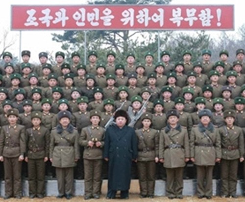 미국 의회가 북한을 테러지원국으로 재지정하려는 움직임을 보이며 대북 압박의 고삐를 바짝 당기고 있다. 사진은 김정은(가운데)이 북한 제233 군부대직속 구분대를 시찰했다는 北노동신문 보도 일부.ⓒ北선전매체 홈페이지 캡쳐