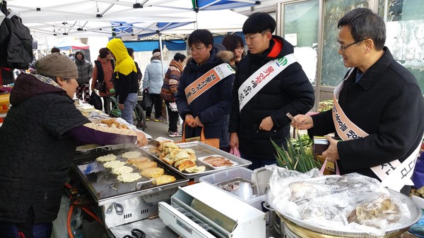 ▲ 군위군 공무원들이 18~26일까지 전통시장 장보기를 통해 재래시장 활성화에 나섰다.ⓒ군위군 제공