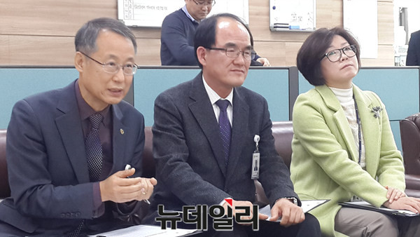 ▲ 충북교육청 중등교육과 이유수 과장(가운데)과 장학관들이 19일 도교육청에서 올해 평준화고 배정 결과에 대해 설명하고 있다.ⓒ김종혁 기자