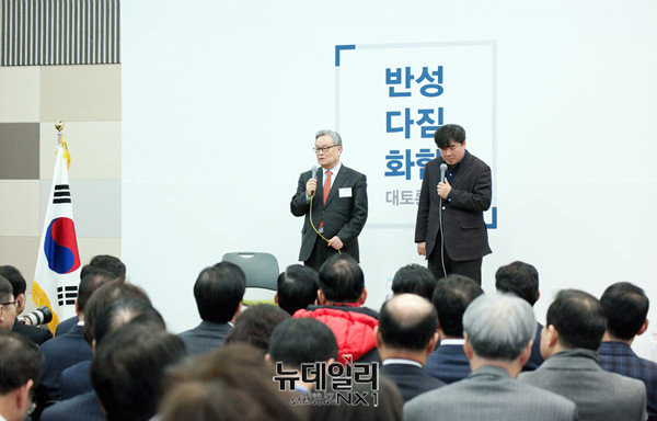 ▲ 새누리당 인명진 비상대책위원장(왼쪽)이 19일 반성과 다짐·화합 당직자 간담회를 대구에서 두 번째로 개최했다. 사진은 일산 킨텍스에서의 토론회. ⓒ뉴데일리 이기륭 기자