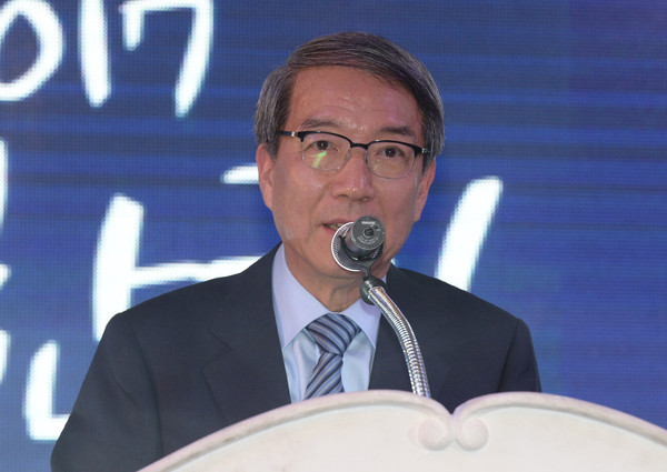 ▲ 19일 오후 서울 종로구 세종문화회관 세종홀에서 열린 정운찬 전 국무총리 출판기념회 '우리가 가야할 나라 동반성장이 답이다'에서 정 전 총리가 대선 출마 선언을 하고 있다. ⓒ뉴시스 사진DB