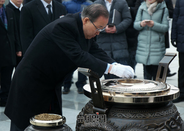 ▲ 반기문 전 유엔사무총장이 19일 오전 대전 국립현충원을 방문해 현충탑에 분향하고 있다. ⓒ대전=뉴데일리 이기륭 기자