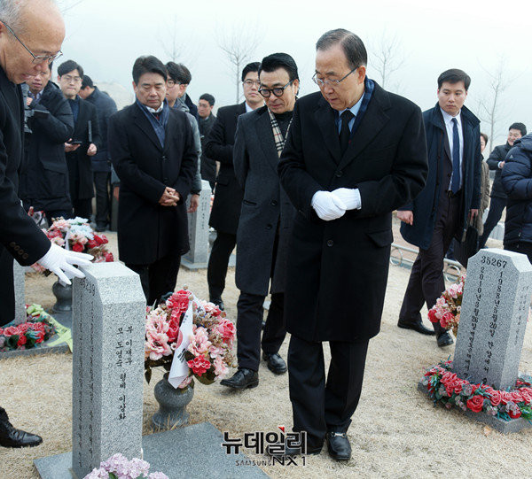 반기문 전 유엔사무총장이 19일 오전 대전 국립현충원을 방문해 천안함46용사의 묘석을 하나하나 일일이 둘러보며 애도의 뜻을 나타내고 있다. ⓒ대전=뉴데일리 이기륭 기자