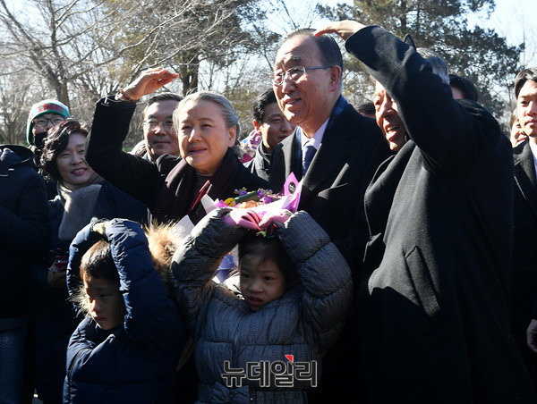 ▲ 반기문 전 유엔사무총장이 지난 14일 자신의 고향인 충북 음성을 방문한 자리에서 환영 인파와 함께 하트를 만들어보이고 있다. ⓒ음성(충북)=뉴데일리 정상윤 기자