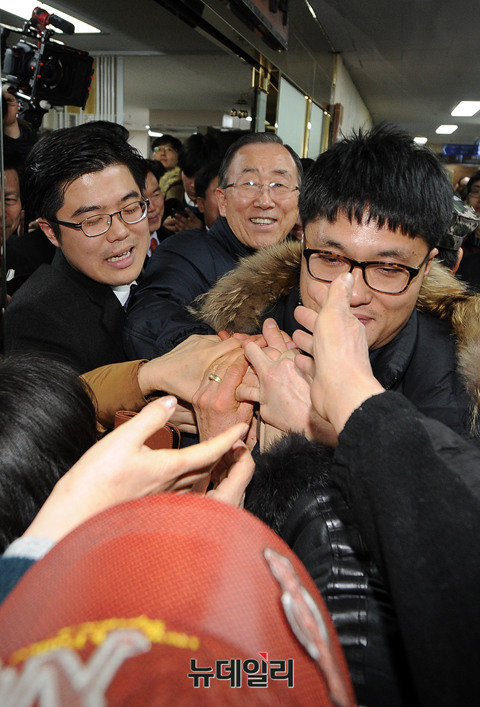 ▲ 반기문 전 유엔사무총장이 지난 18일 대구 서문시장을 방문한 자리에서 경호원 사이로 한 손을 내밀자, 환영 인파가 다투어 그의 손을 잡으려 하고 있다. ⓒ대구=사진공동취재단