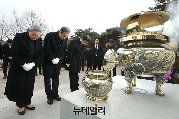 ▲ 반기문 전 유엔사무총장과 배우자 유순택 여사 내외가 지난 13일 서울 동작동 국립현충원 김대중 전 대통령 묘역에 참배하고 있다. ⓒ뉴데일리 공준표 기자