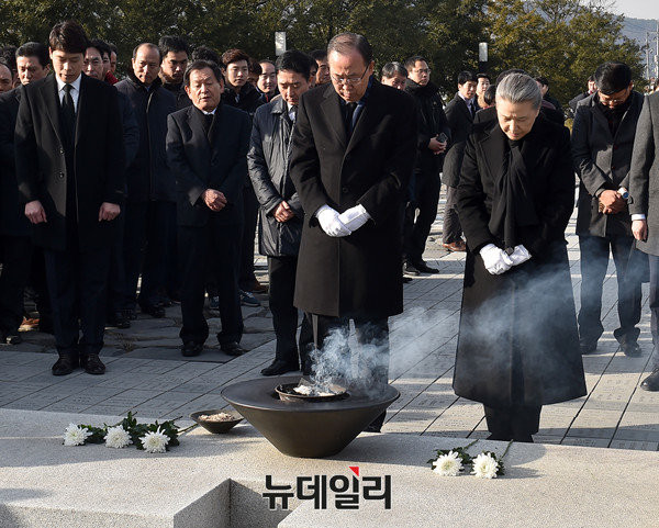 ▲ 반기문 전 유엔사무총장과 배우자 유순택 여사 내외가 지난 17일 경남 김해 봉하마을에서 노무현 전 대통령이 묻힌 이른바 너럭바위 앞에서 참배하고 있다. ⓒ김해(경남)=뉴데일리 이종현 기자