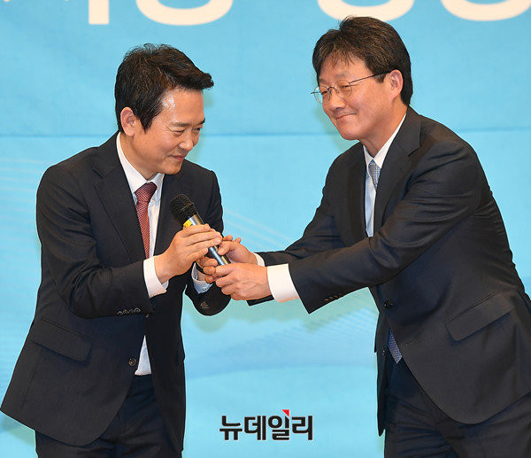 ▲ 19일 부산국제여객선터미널에서 열린 바른정당 부산시당 창당대회에서 유승민 의원이 남경필 경기도지사에서 마이크를 넘기고 있다. ⓒ부산=뉴데일리 정상윤 기자