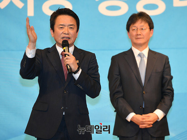 ▲ 바른정당 남경필 경기도지사가 19일 부산국제여객선터미널에서 열린 바른정당 부산시당 창당대회 축사에서 대권 도전 의지를 재확인하며 오른손을 치켜들고 있다. ⓒ부산=뉴데일리 정상윤 기자