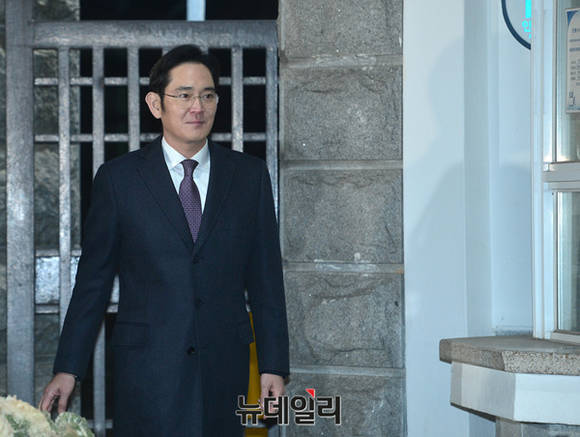 ▲ 이재용 삼성전자 부회장이 구속영장 기각이후 서울구치소에서 나와 귀가하는 모습.ⓒ공준표 기자