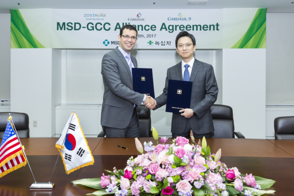 ▲ 허은철 녹십자 사장(오른쪽)과 아비 벤쇼산 한국MSD 사장(왼쪽)이 18일 경기도 용인에 위치한 녹십자 본사에서 백신 공동판매 계약을 체결한 후 악수를 하고 있다.ⓒ녹십자