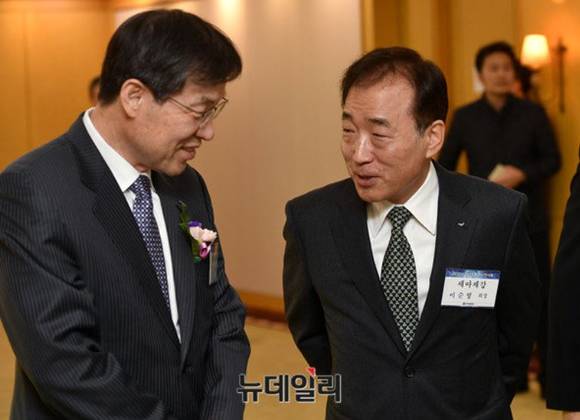 ▲ 신년인사회에서 만난 권오준 포스코 회장(좌)과 이순형 세아그룹 회장(우)의 모습.ⓒ뉴데일리