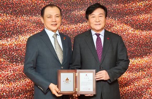 ▲ 19일 임용택 전북은행장(왼쪽)이 사회복지공동모금회의 고액 기부자 모임인 전북 아너소사이어티의 33호 회원으로 가입했다. ⓒ전북은행