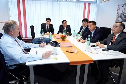 ▲ 2017 다보스포럼에 참석한 한화큐셀 김동관전무(사진우측 두번째)가 미국 Honeywell사의 데이브 코티 회장(사진 맨좌측)을 현지에 마련한 한화사무실에서 만나 M&A 전략과 4차산업혁명에 대한 insight를 교환하는 한편, 항공분야에서의 사업협력 강화 및 확대 방안을 논의했다.ⓒ한화그룹