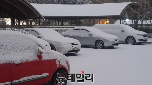 ▲ 20일 충북전역에 대설주의보가 내려진 가운데 새벽부터 많은 눈이 내렸다.ⓒ김종혁 기자