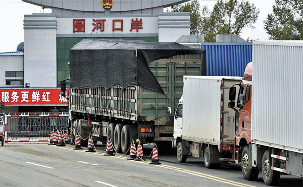▲ 중국과 북한을 오가는 트럭들이 몰려 있는 中훈춘의 취안허 세관. 이곳이 中-北수산물 가공무역의 핵심루트라고 한다. ⓒ연합뉴스. 무단전재 및 재배포 금지.