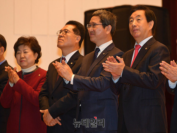 ▲ 바른정당 김학용 의원(오른쪽에서 두 번째)이 20일, 최근 야권 대선주자를 중심으로 남발되고 있는 군 복무 단축 공약의 재검토를 촉구했다. ⓒ뉴데일리 정상윤 기자