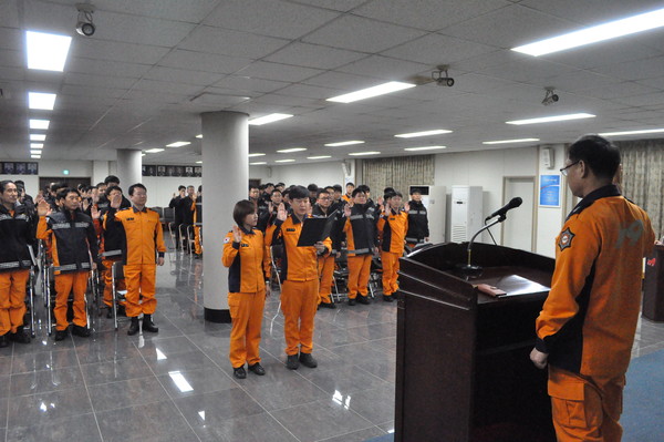 ▲ 제천소방서 직원들이 ‘청렴다짐 및 무사고 365일 실천결의대회’를 갖고 있다.ⓒ제천소방서