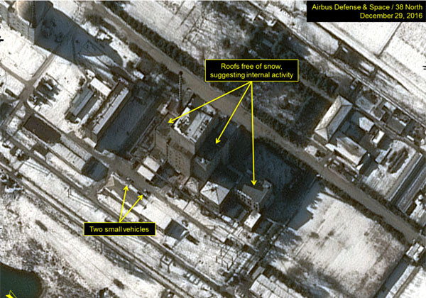 ▲ '38노스'가 공개한 北영변 핵시설의 다른 위성사진. 건물 지붕 위에만 눈이 없는 모습을 볼 수 있다. ⓒ'38노스' 관련화면 캡쳐