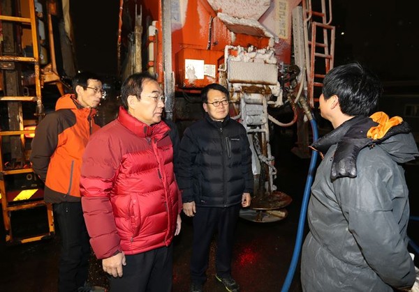 ▲ 이승훈 충북 청주시장이 대설주의보가 내려진 20일 새벽 청주시내 제설현장을 방문해 근로자들을 격려하고 있다.ⓒ청주시