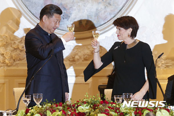 ▲ 다보스 포럼에 참석하기 위해 스위스를 찾은 시진핑 中공산당 대통령이 공식만찬 전 스위스 대통령과 건배하는 모습. ⓒ뉴시스. 무단전재 및 재배포 금지.