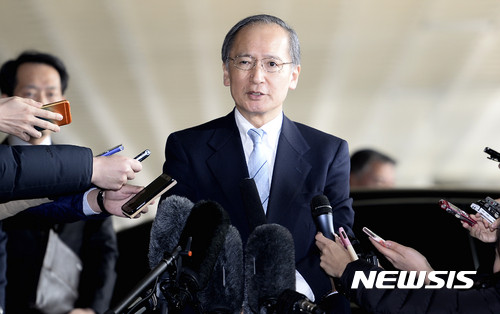 ▲ 일본 정부가 부산 자국 영사관 앞 위안부 소녀상 설치에 대한 항의로 일시 귀국시킨 나가미네 야스마사(長嶺安政) 駐한국 일본대사의 서울 귀임이 늦어지고 있다. 사진은 지난 9일 오전 김포국제공항에서 일본으로 출국에 앞서 취재진의 질문에 답하고 있는 나가미네 대사.ⓒ뉴시스. 무단전재 재배포 금지