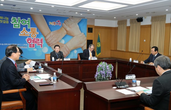 ▲ 권선택 대전시장과 주요기관·단체장이 ‘행복나눔 정책 라운드테이블’을 개최했다.ⓒ대전시