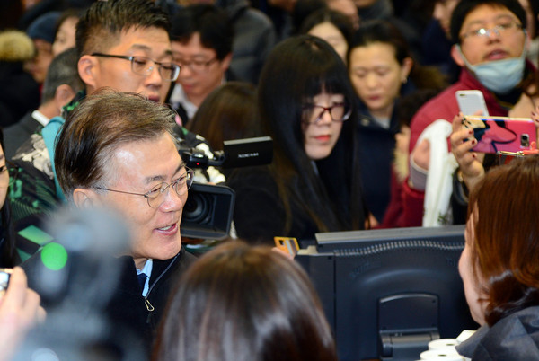 ▲ 문재인 더불어민주당 전 대표가 20일 부산 중구 남포문구에서 일일점원이 돼 자신의 저서를 구입한 시민들에게 사인을 해주고 있다. ⓒ뉴시스