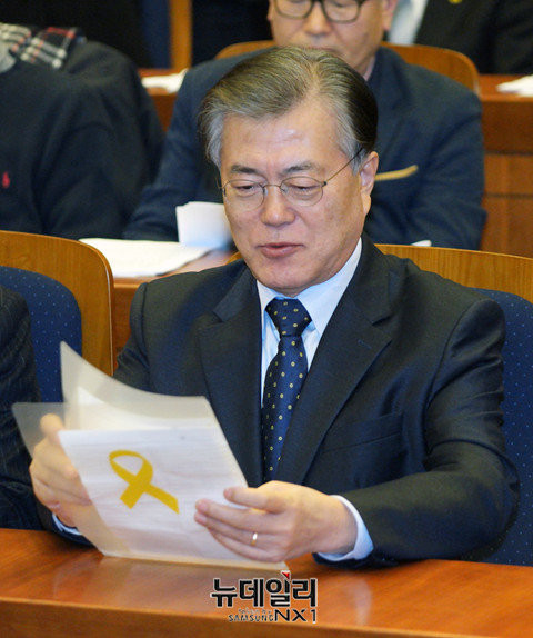 ▲ 문재인 더불어민주당 전 대표가 20일 부산 중구 남포문구에서 일일점원이 돼 자신의 저서를 구입한 시민들에게 사인을 해주고 있다. ⓒ뉴시스